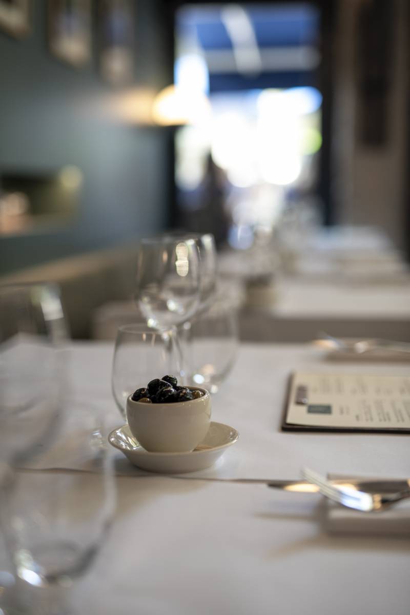 Organize a work meeting followed by a meal in a chic restaurant in Lyon 6